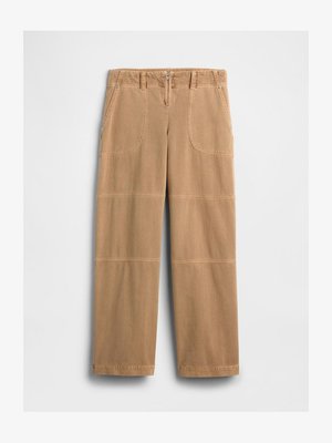 Calças de algodão bege com um design de perna reta, apresentando dois bolsos frontais, fecho zip e detalhes de costura horizontal nas coxas.