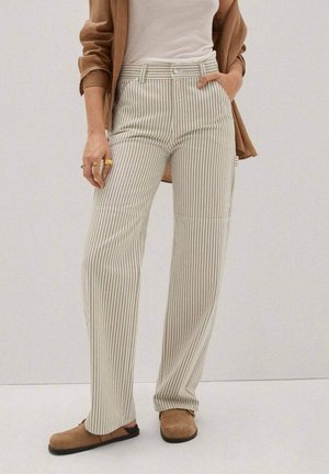 Gestreepte wijde pantalon in beige en wit, gemaakt van lichtgewicht stof met een gladde textuur. Bevat een klassieke knoop- en ritssluiting.