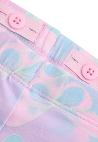 Pastelová látka s ružovými gombíkmi, ktorá má jemnú, elastickú textúru a abstraktné špirálové vzory v odtieňoch modrej a ružovej.