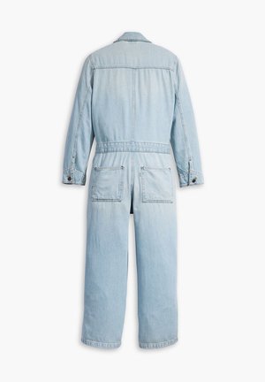 Tuta in denim azzurro chiaro con maniche lunghe, tasche frontali e design a gamba dritta. Presenta un colletto e dettagli con bottoni.