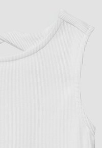 Witte geribbelde mouwloze top met hoge halslijn en asymmetrisch schouderbanddetail.