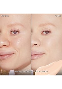 Avant et après gros plan de la peau. À gauche, une texture inégale ; à droite, un teint lisse et uniforme avec une finition éclatante. Teinte "Nuage" appliquée.
