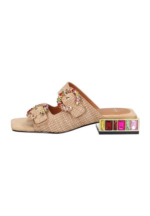 Sandalo beige intrecciato con due fibbie gioiello e tacco basso a blocco decorato con gemme rettangolari multicolori.
