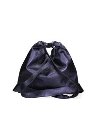 Trektouw emmer tas in glanzend donkerpaars materiaal. Zachte textuur met een lange, platte schouderband en een gathered bovenkant sluiting.