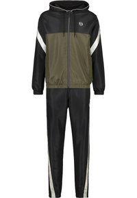 Schwarzer und olivgrüner Trainingsanzug mit einer Zip-Hoodie-Jacke mit weißen Streifen und passenden schwarzen Hosen mit seitlichen Streifenakzenten.
