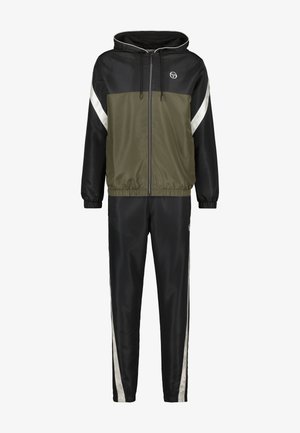 Zwart en olijfgroene trainingsoutfit met een rits-hoodie voorzien van witte strepen en bijpassende zwarte broeken met accenten van zijstrepen.