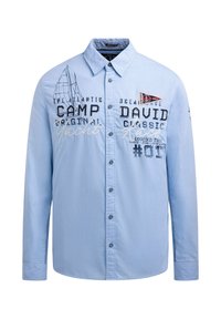 Hellblaues Hemd aus Baumwolle mit Knopfleiste, strukturiertem Kragen, besticktem Schriftzug und seitlichem Aufnäher. Lange Ärmel mit geknöpften Manschetten.