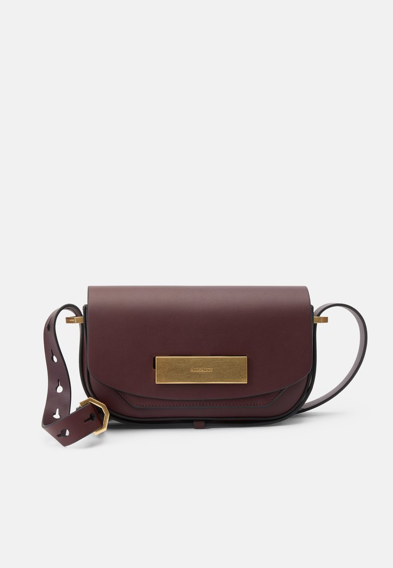 Geantă de umăr din piele bordeaux cu un clasp din metal de nuanță aurie, design plat și curea subțire cu detalii decupate.