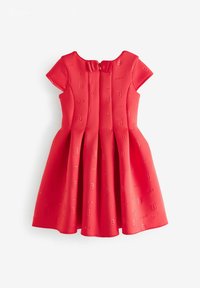 Robe rouge à manches courtes, fermeture éclair, jupe plissée, et motif en relief de nœud et de 'B'. Fabriquée en tissu texturé, encolure ronde.