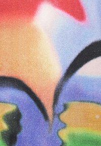 Έντονο υφασμάτινο σχέδιο με αφηρημένα μοτίβα σε απαλές αποχρώσεις κόκκινου, πορτοκαλί, μπλε και πράσινου, περιγραμμένο με �σκοτεινές μαύρες πινελιές.