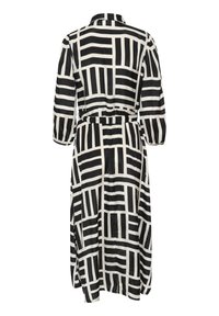 Robe rayée noir et blanc avec un col, des manches longues, une taille cintrée et une jupe fluide, présentant un motif géométrique.