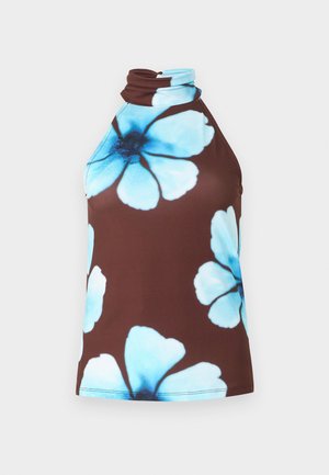 Καφέ αμάνικη μπλούζα με ψηλό λαιμό, διακοσμημένη με μεγάλα ανοιχτόγαλανά λουλουδάτα σχέδια.