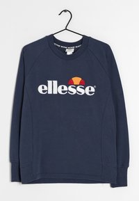 Granatowy sweatshirt z okrągłym dekoltem, rękawami raglanowymi oraz haftowanym logo "ellesse" w białym, pomarańczowym i czerwonym kolorze na przodzie.
