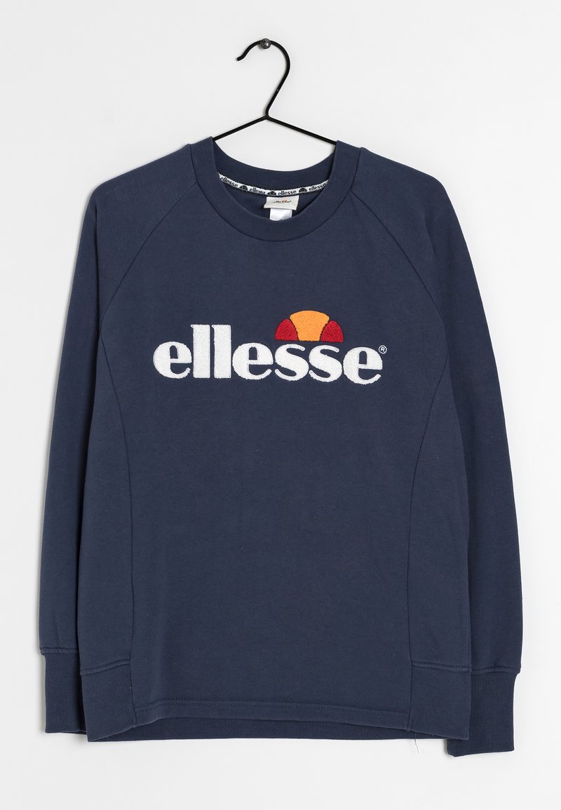 Granatowy sweatshirt z okrągłym dekoltem, rękawami raglanowymi oraz haftowanym logo "ellesse" w białym, pomarańczowym i czerwonym kolorze na przodzie.