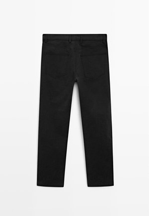 Zwarte denim broek met een rechte pijp, voorzien van twee achterzakken en een gladde textuur. Strakke, minimalistische stijl zonder zichtbare hardware.