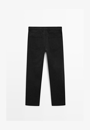Schwarze Jeanshosen mit geradem Bein, ausgestattet mit zwei Gesäßtaschen und einer glatten Textur. Klarer, minimalistischer Stil ohne sichtbare Beschläge.