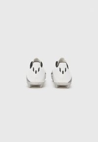 Chaussures de football blanches avec une tige texturée, des accents noirs et un contrefort de talon gris. Présente une silhouette épurée et des crampons moulés.