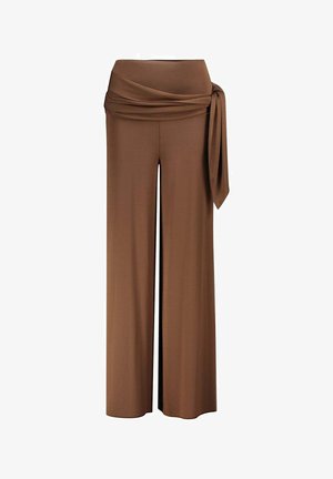 Bruine wijde broek met een hoge omgeslagen taille en een lange, gebonden stoffen riem die aan de rechterkant hangt.