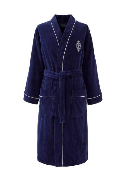 Μπλε ναυτικό μπουρνούζι από περκάλι με λευκό περίγραμμα, δύο μπροστινές τσέπες, ζώνη στη μέση και κεντημένο λογότυπο σε σχήμα διαμαντιού στο αριστερό στήθος.