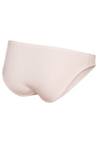 Culotte femme beige clair fabriquée dans un tissu lisse, avec un design taille basse, des bords sans couture et une coupe ajustée pour le confort.