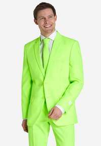 Neongrüner Anzug mit slim fit, einreihigem Design, Reverskragen und passender Krawatte. Verfügt über zwei Seitentaschen und weiße Hemd-Akzente.