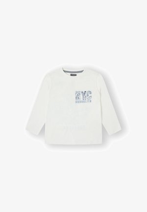 Camisa de manga larga blanca con un diseño gráfico azul que incluye el texto "NYC" y "BROOKLYN". Material de algodón suave con un cuello redondo.