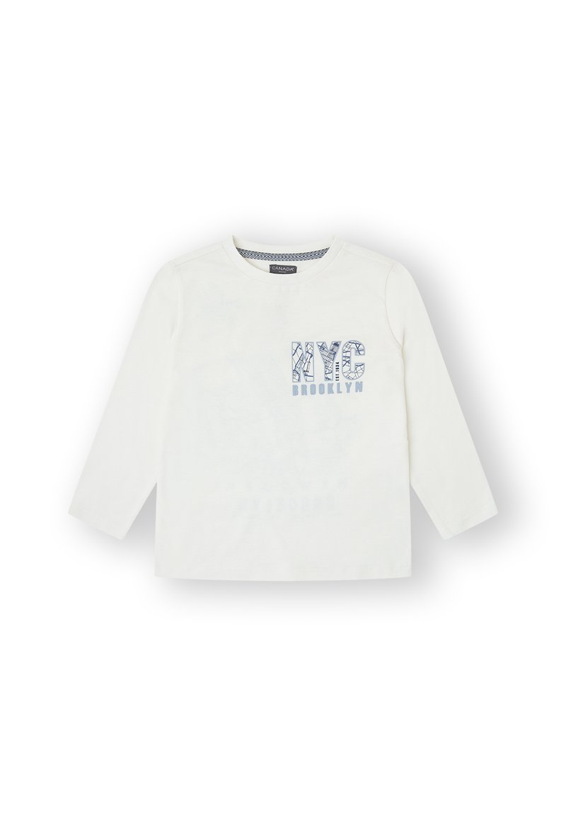 Camisa de manga larga blanca con un diseño gráfico azul que incluye el texto "NYC" y "BROOKLYN". Material de algodón suave con un cuello redondo.