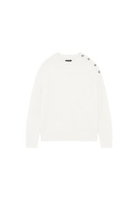 Maglione bianco a maglia con maniche lunghe e scollatura rotonda, caratterizzato da tre bottoni argentati sulla spalla sinistra per un tocco di dettaglio.