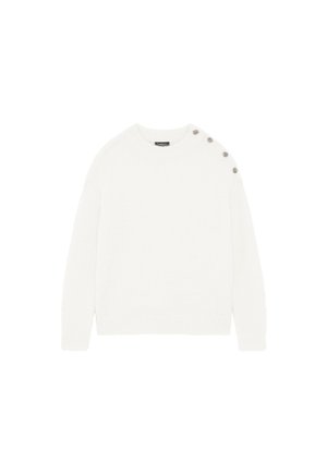 Suéter blanco de punto con mangas largas y escote redondo, que presenta tres botones plateados en el hombro izquierdo para un detalle adicional.