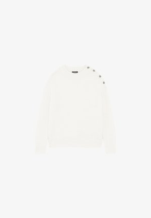 Maglione bianco a maglia con maniche lunghe e scollatura rotonda, caratterizzato da tre bottoni argentati sulla spalla sinistra per un tocco di dettaglio.