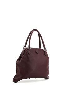 Borsa a mano in pelle bordeaux con texture granulosa, due manici arrotondati e dettagli in metallo color argento. Forma strutturata con cuciture sottili.
