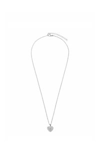 Zilveren ketting met een dunne ketting en een hartvormige hanger, voorzien van een oppervlakte bedekt met kleine, glitterende accenten.