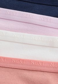 Vijf stoffen banden in marineblauw, lichtroze, wit, lichtroze en koraal, elk met "NEXT" in reliëf op de gestructureerde randen.