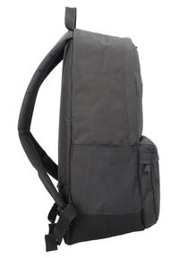 Mochila negra con tela texturizada, forma rectangular, correas de hombro acolchadas, bolsillos laterales y un asa superior para llevar.