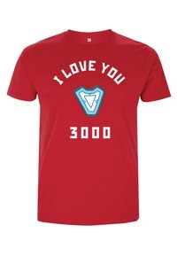 Rød bomulds t-shirt med et grafisk design, der har teksten "I LOVE YOU 3000" over et blåt skjoldemblem. Korte ærmer og rund hals.