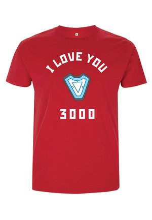 Rotes Baumwoll-T-Shirt mit grafischem Design und dem Text "I LOVE YOU 3000" über einem blauen Wappenemblem. Kurze Ärmel und Rundhalsausschnitt.