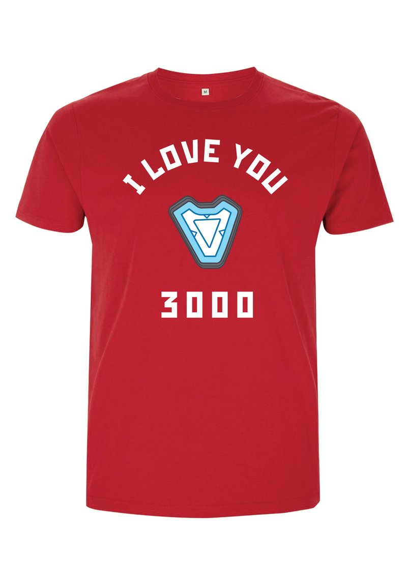 Rød bomulds t-shirt med et grafisk design, der har teksten "I LOVE YOU 3000" over et blåt skjoldemblem. Korte ærmer og rund hals.