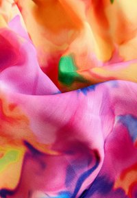 Tejido colorido y suave con un patrón de tie-dye que presenta tonos de rosa, naranja y verde. Remolinos irregulares crean una textura suave y fluida.