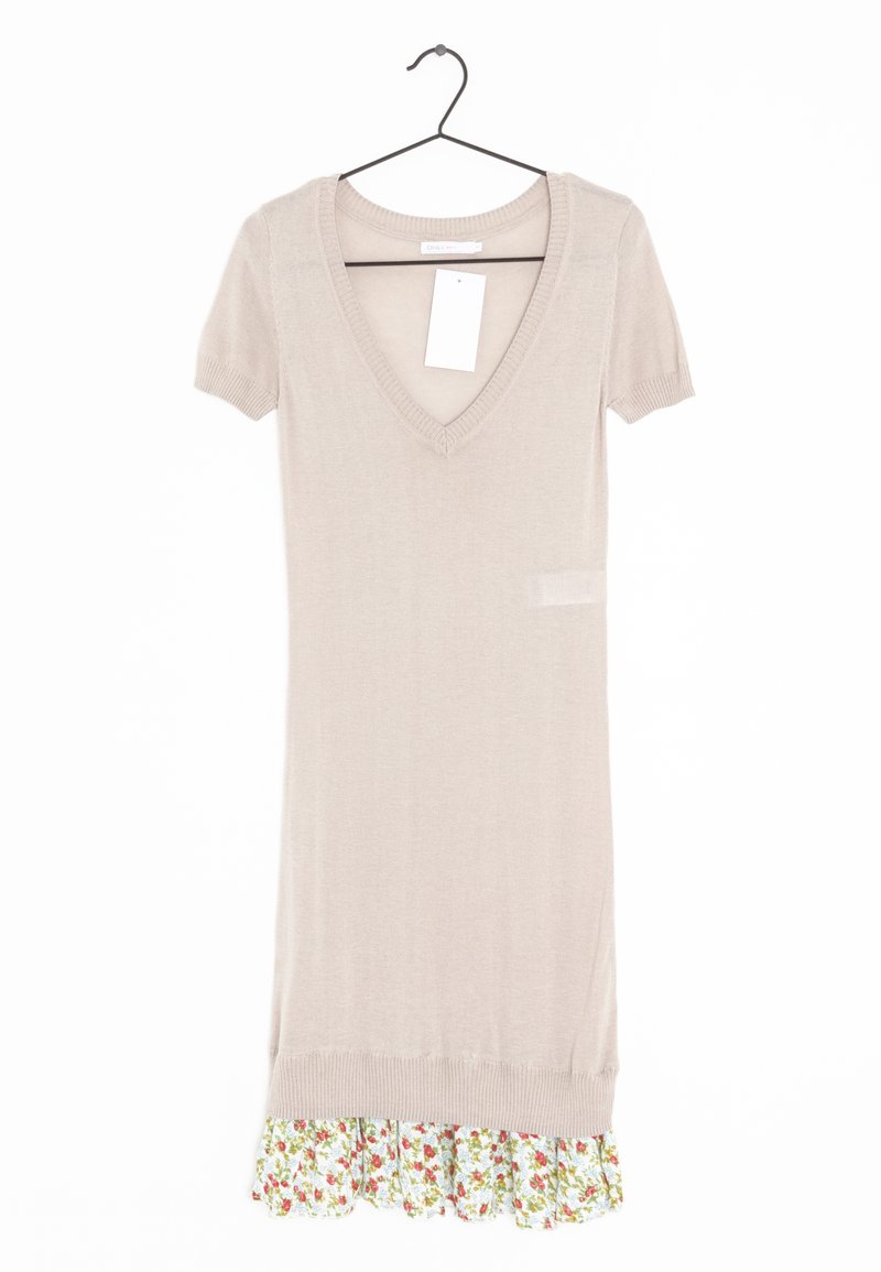 Robe en tricot beige à manches courtes, décolleté en V, avec un motif floral au niveau de l'ourlet. Étiquette attachée près du décolleté, texture douce.