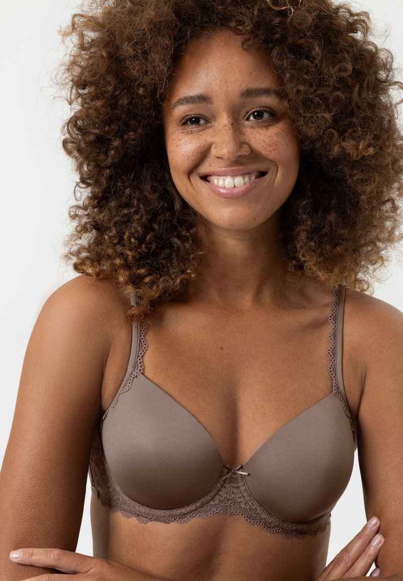 BH aus glattem braunem Stoff, mit gewelltem Spitzenbesatz an den Kanten und einer Schleifendetail in der Mitte, mit verstellbaren Trägern.