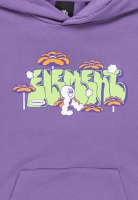 Sudadera morada con un gráfico que presenta un texto verde y naranja que dice "ELEMENT" y un personaje de dibujos animados entre palmeras estilizadas y estrellas.