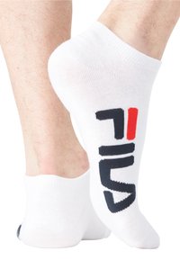 Chaussettes blanches mi-mollet en mélange de coton, avec un grand logo "FILA" noir et rouge sur le côté. Texture lisse avec une bordure côtelée.