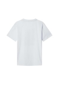 Camiseta blanca de manga corta, hecha de algodón, presenta un diseño clásico de cuello redondo. Textura suave con una vista trasera simple y sin adornos.