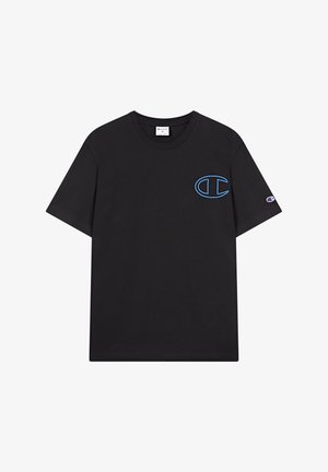 Zwart katoenen T-shirt met korte mouwen, ronde hals en een blauw Champion-logo geborduurd op de linkerborst en mouw.