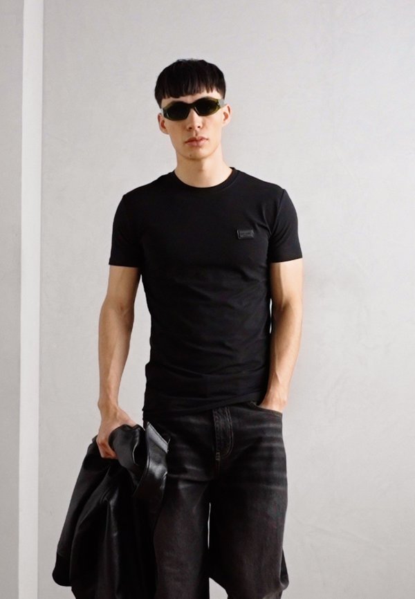 SUPER SLIM FIT WITH LOGOED PLATE - Basic T-shirt4