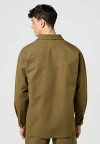 Wrangler LOOSE FIT ciemnozielony