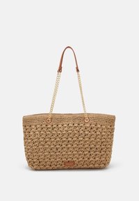 Sac cabas en paille tressée brun clair avec une texture tissée. Dispose de sangles en cuir et d'accents en chaîne dorée. Comprend une plaque logo à l'avant.