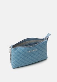 Světle modrá kožená taštička s texturovaným vzorem, stříbrné kování, zipové zapínání a jediný popruh. Název značky "Valentino" je vyražený na přední straně.