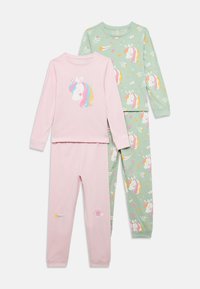 Δύο σετ πιτζάμες με ένα ροζ μπλουζάκι με γραφικό μονόκερου και ένα πράσινο μπλουζάκι με μοτίβα από μονόκερους και αστέρια, και τα δύο φτιαγμένα από απαλό ύφασμα.