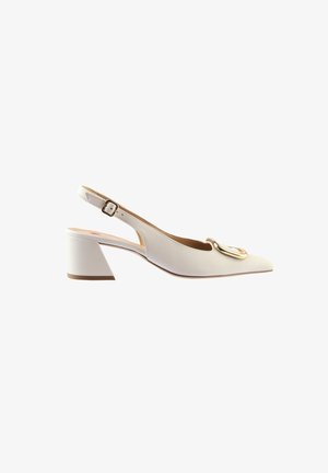 Escarpin à bride arrière en cuir blanc avec bout arrondi, accent doré à l'avant et talon carré bloc. Présente une finition texturée et une sangle réglable.
